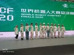 一名工科学生在第24LOL赛事竞猜届中国机器人与人